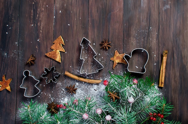Fundo para o cozimento do natal, abeto, bolas, miçangas, cones, spicy christmas background. Foto Premium