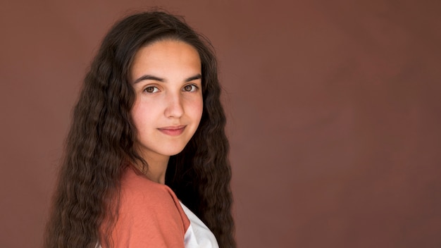 Garota com cabelo comprido, olhando para a câmera Foto gratuita