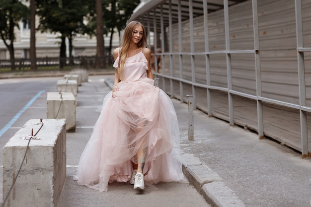 vestido para casamento com tenis