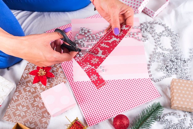 Garota fazendo cartões de natal e decorações para a família e a árvore de natal. celebrações, festa de aniversário, presentes, Foto Premium