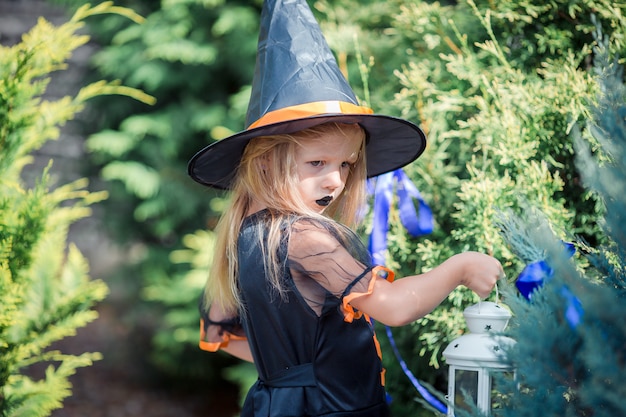 Garota feliz em traje de halloween Foto Premium