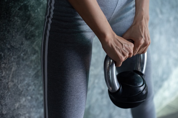 Garotas asiáticas estão se exercitando com o kettlebell na academia. Foto gratuita