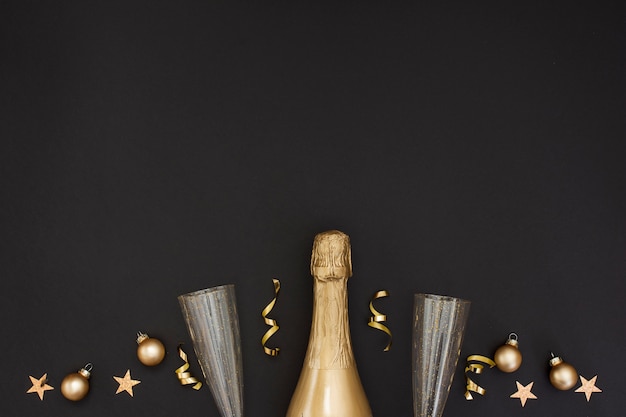 Garrafa de champanhe e decoração com espaço para óculos e cópia Foto gratuita
