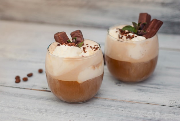 Gelado café mocha com chantilly. tempos de beber no verão. grãos de café. Foto Premium