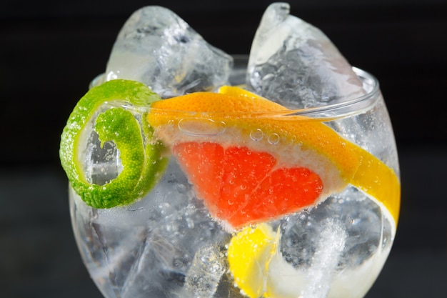 Gin tônica cocktail macro com lima lima e toranja Foto Premium