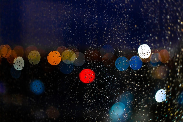 Gota de água no windows e bokeh da cidade no pôr do sol Foto Premium