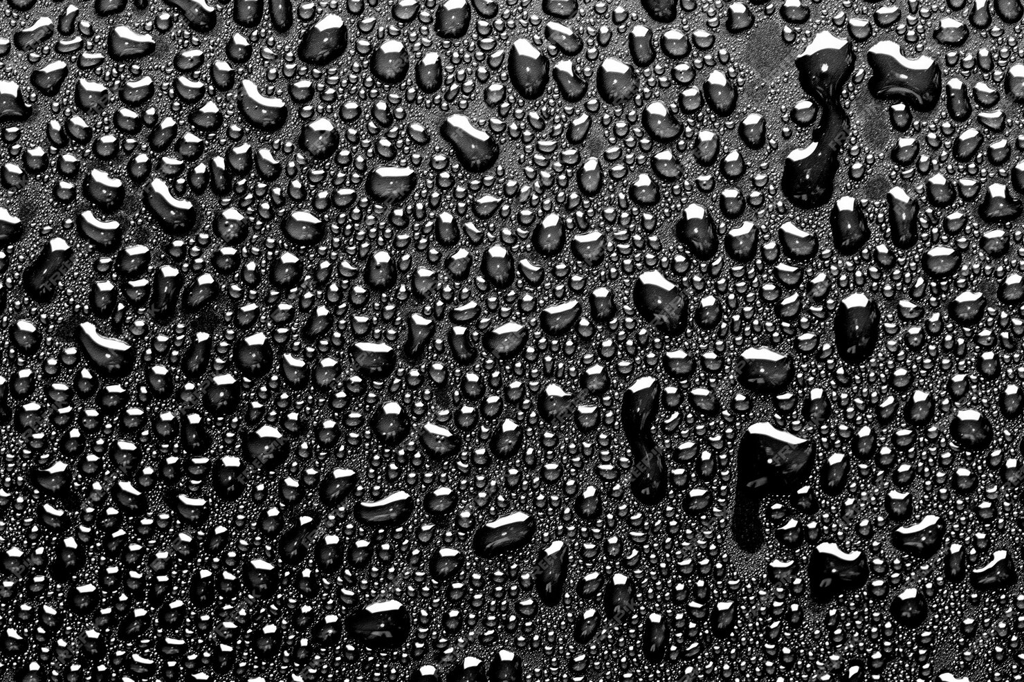 gotas-de-macro-de-gua-em-um-fundo-preto-foto-premium