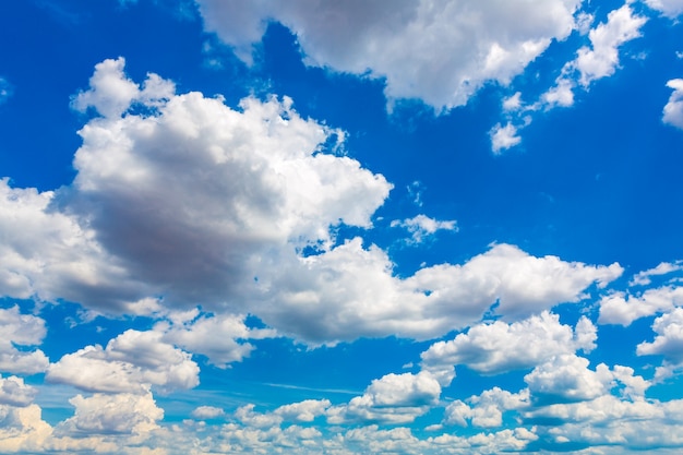 Grande céu azul com nuvens | Foto Grátis
