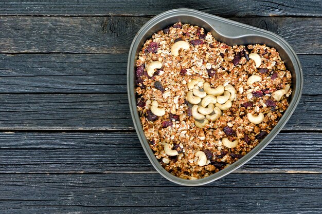 Granola com castanha de caju em assadeira em formato de coração Foto Premium