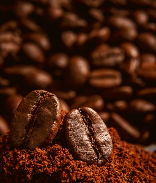 Grãos de café, deitado sobre um monte de café Foto Premium