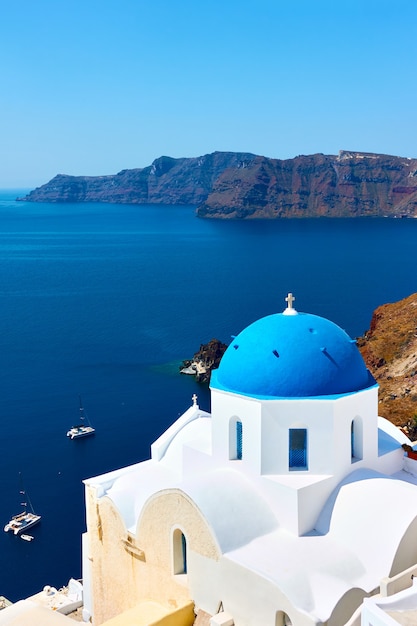 Grécia ilha de santorini vista panorâmica igreja branca na costa