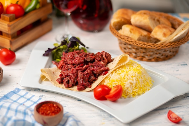 Grelhado churrasco fatias de carne de bovino, doner em lavash com salada verde, tomate e enfeite de arroz Foto gratuita