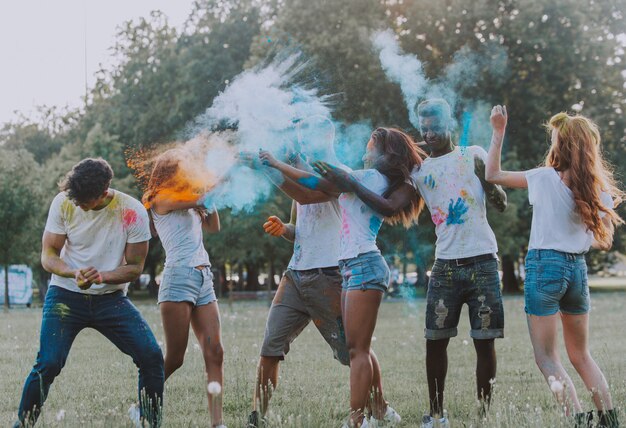 Grupo de adolescentes brincando com cores no festival de holi, em ...