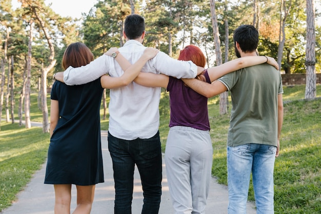 Grupo De Amigos Adultos Abraçando E Caminhando Ao Longo Da Estrada Foto Grátis 4593