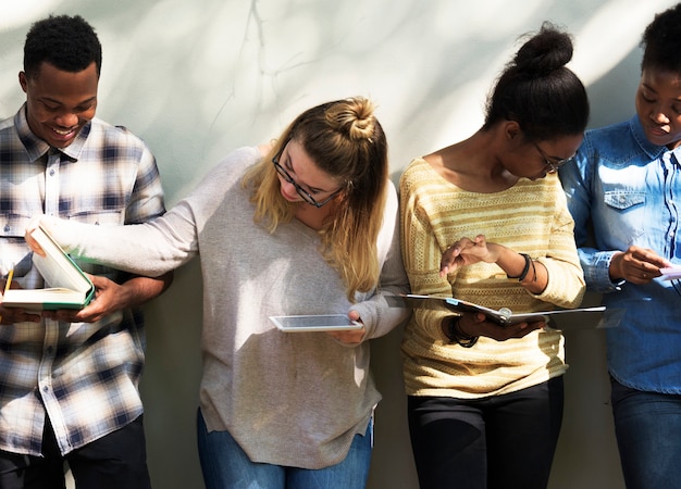 Grupo De Estudantes Universitários Estudando Para Exame | Foto Premium