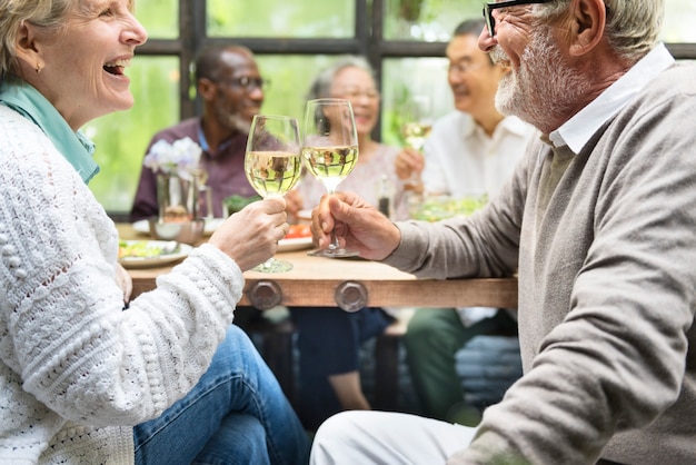 Grupo de idosos aposentados felizes se encontram em um restaurante Foto Premium