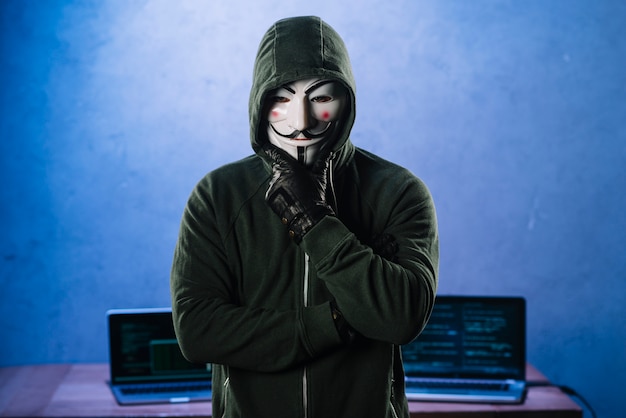 Hacker com máscara anônima | Foto Grátis