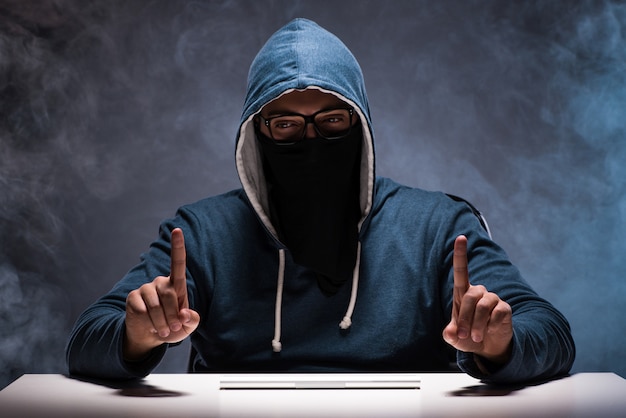 Hacker de computador trabalhando no quarto escuro Foto Premium