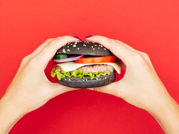 Hamburguer delicioso com alface com fundo vermelho Foto gratuita