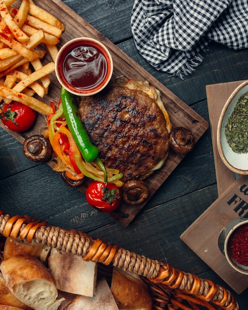 Hambúrguer sem coque, servido com pimentão assado, batata frita, cogumelo, ketchup Foto gratuita