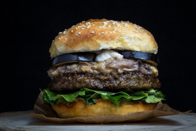 Hambúrguer vegetariano com berinjela, alface, cogumelos e maionese Foto Premium