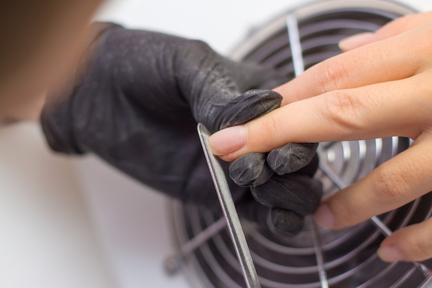 Hardware profissional manicure. procedimento para a preparação de unhas antes de aplicar o verniz para as unhas. Foto Premium