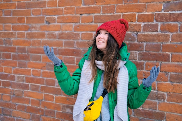 Hipster De Menina Em Roupas Brilhantes Rindo E Sorrindo Contra A Parede De Tijolos Jovem Mulher