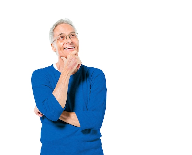 Homem adulto sênior em pé com a mão no queixo sorrindo e comtemplating Foto gratuita