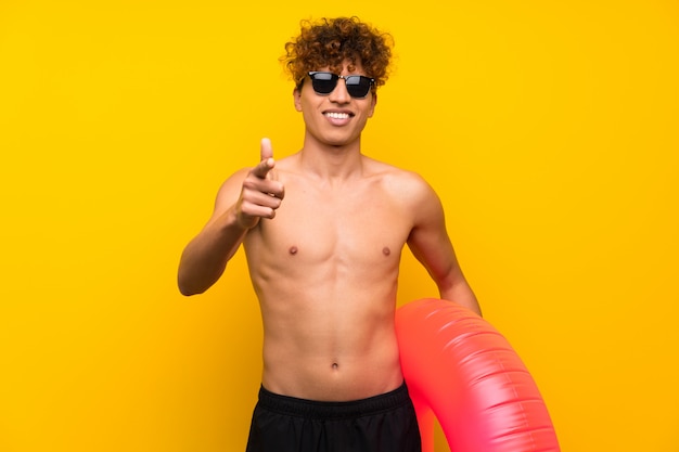 Homem afro-americano aponta o dedo para você Foto Premium