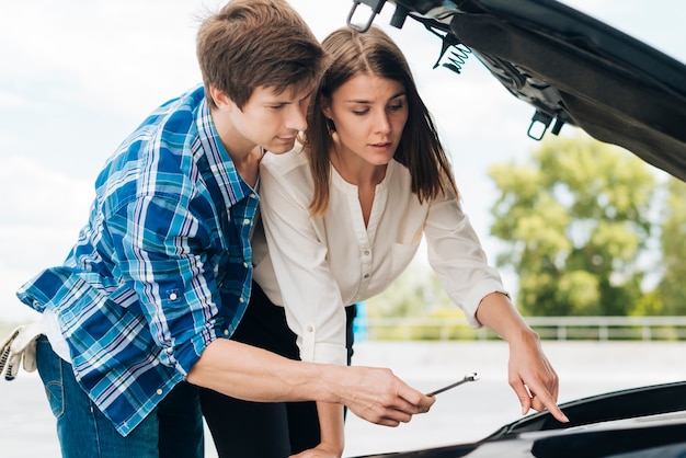 Homem Ajudando Mulher Consertar Dela Car Foto Grtis