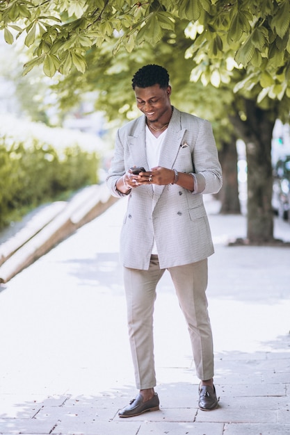 Homem americano africano, usando, telefone Foto gratuita