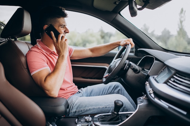 Homem Bonito Dirigindo Seu Carro Foto Grátis 