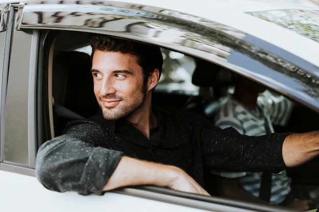 Homem bonito em um carro |  Photo Premium