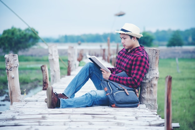 Homem bonito relaxar na natureza do curso Foto gratuita