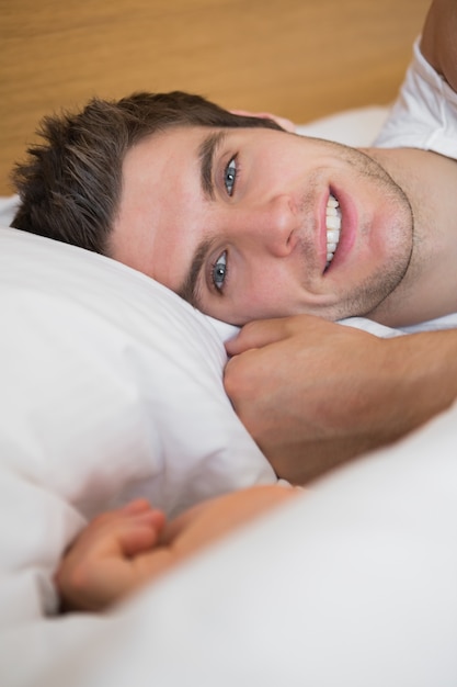 homem-bonito-sorrindo-na-cama_13339-7476