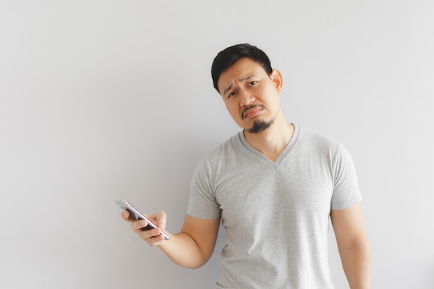 Homem chora e triste com o que mostra no smartphone. Foto Premium