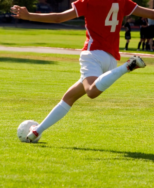 Homem Chutando Bola Futebol Ligado Campo Vista Traseira Se O