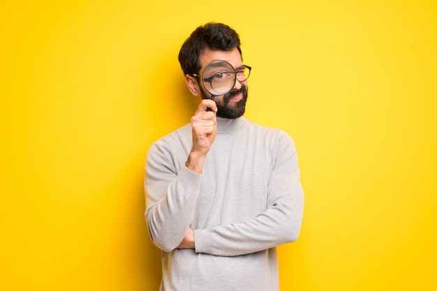 Homem, com, barba, e, gola alta, levando, um, lupa, e, olhando, aquilo Foto Premium