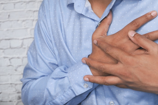 Homem dor no peito ataque cardíaco Foto Premium