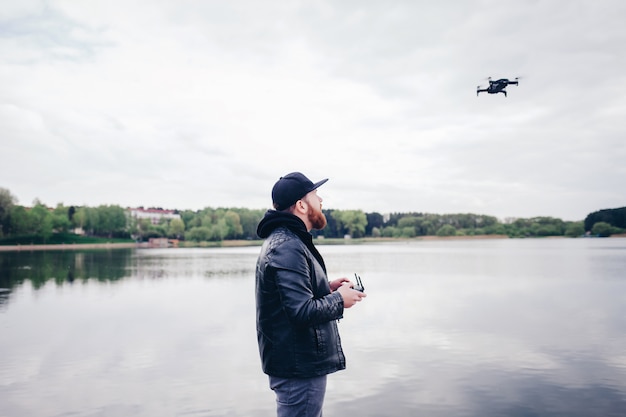 Homem, com, drone, com, câmera Foto Premium