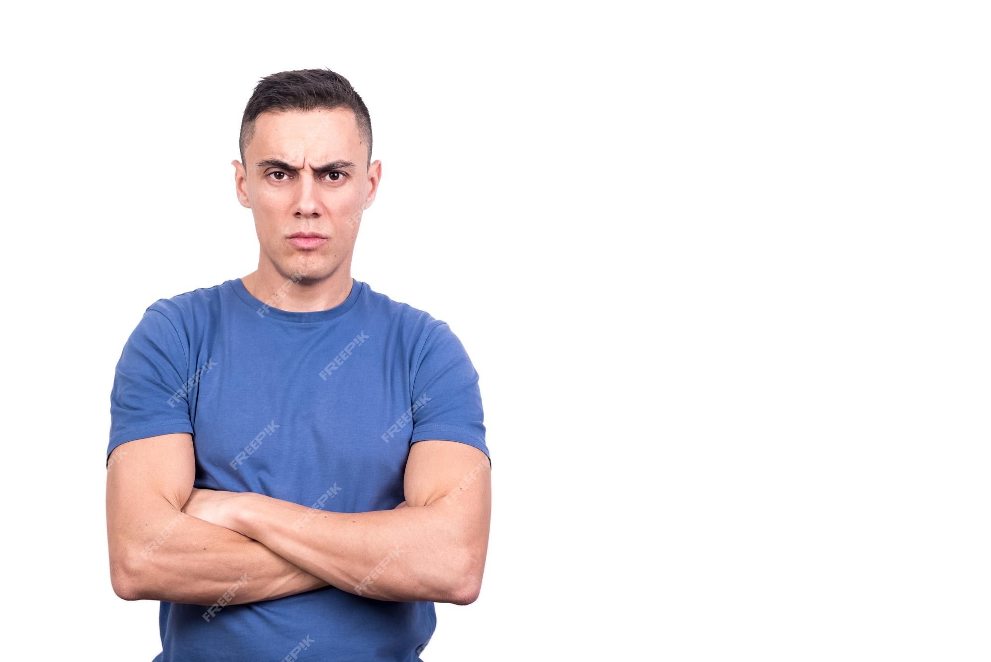 Homem Com Os Braços Cruzados E Expressão De Raiva Foto Premium