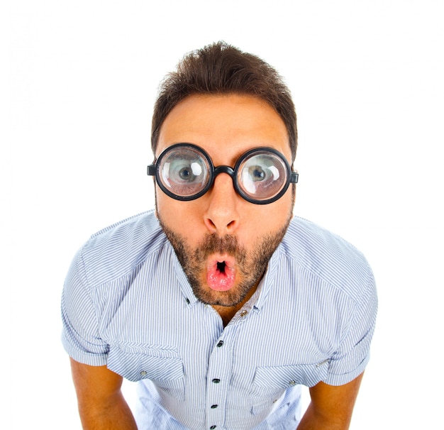 Homem com uma expressão de surpresa e óculos grossos. Foto Premium