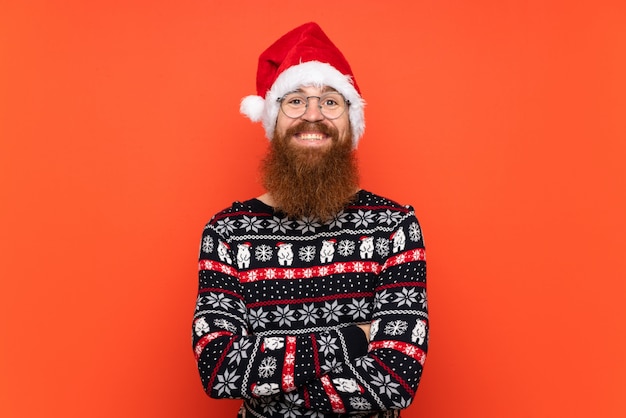 Homem de natal com barba longa isolada parede vermelha sorrindo muito Foto Premium