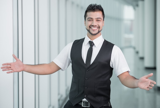 Homem de negócios feliz com mãos distante para dar boas-vindas. Foto Premium