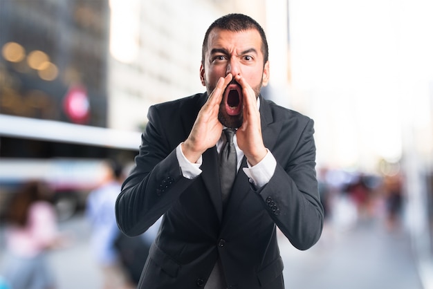 Homem de negócios gritando em fundo não focado Foto Premium Homem de negócios gritando em fundo não focado Foto Premium