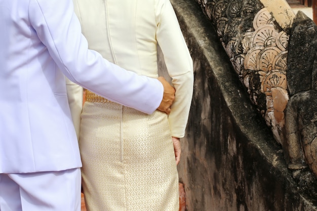 Homem e mulher amante abraçando, tailândia Foto Premium