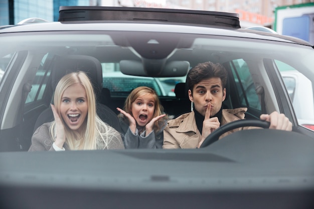 Homem Emocional Sentado No Carro Com Sua Esposa E Filha Fot