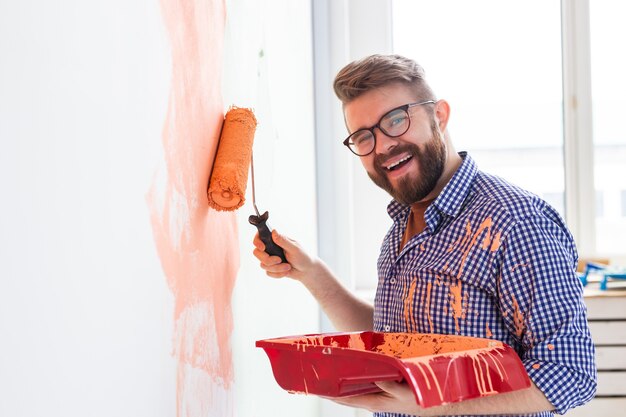 Homem Feliz Pintando A Parede Interior Da Casa Conceito De Renova O