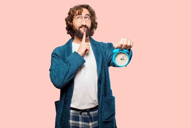 Homem jovem, desgastar, bathrobe, noite, paleto, com, um, despertador Foto Premium