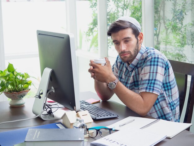 Homem jovem, trabalhando casa, com, café Foto Premium